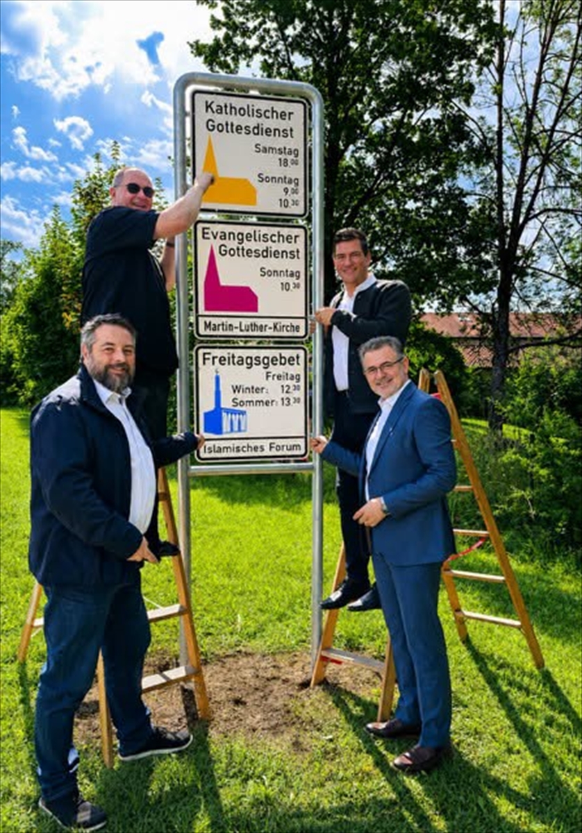 Almanya Penzberg'de cuma namazı saatleri tabelalarda