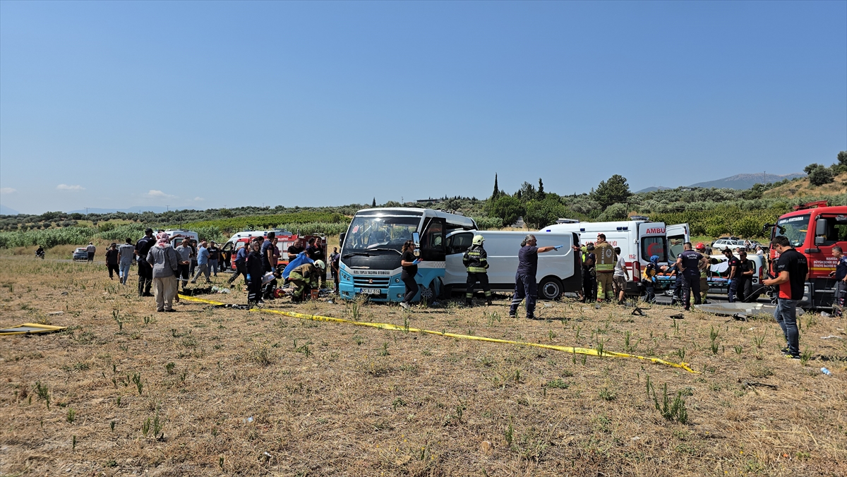 Manisa'da feci kaza: Midibüsle panelvan çarpıştı, 1 ölü, 10 yaralı