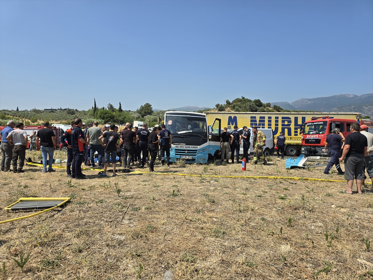 Manisa'da feci kaza: Midibüsle panelvan çarpıştı, 1 ölü, 10 yaralı