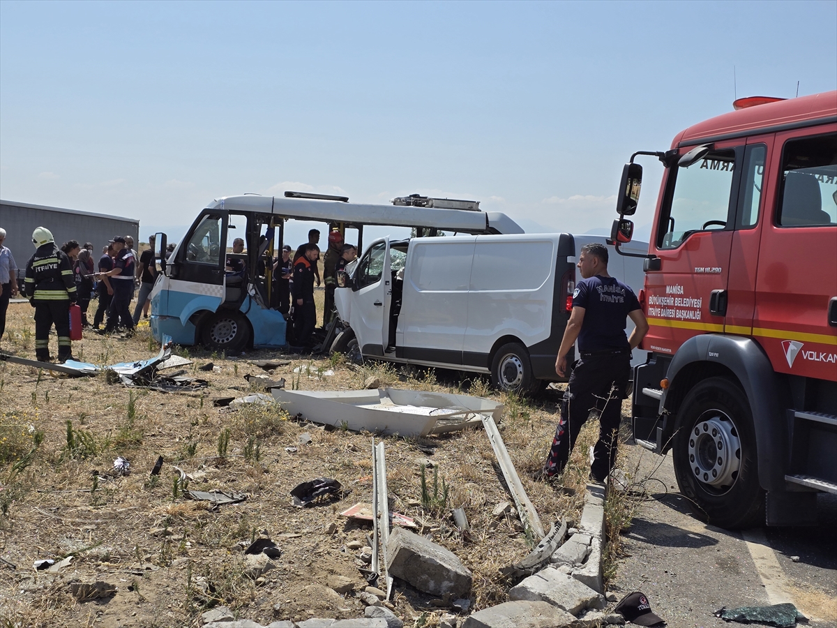 Manisa'da feci kaza: Midibüsle panelvan çarpıştı, 1 ölü, 10 yaralı
