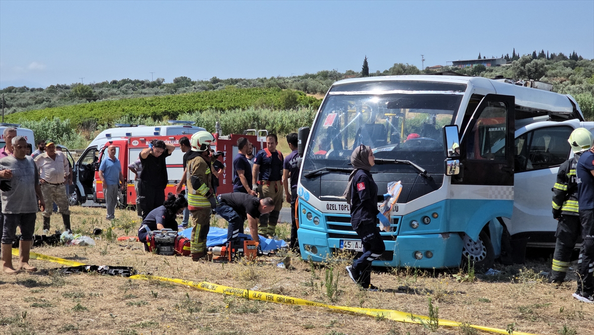 Manisa'da feci kaza: Midibüsle panelvan çarpıştı, 1 ölü, 10 yaralı