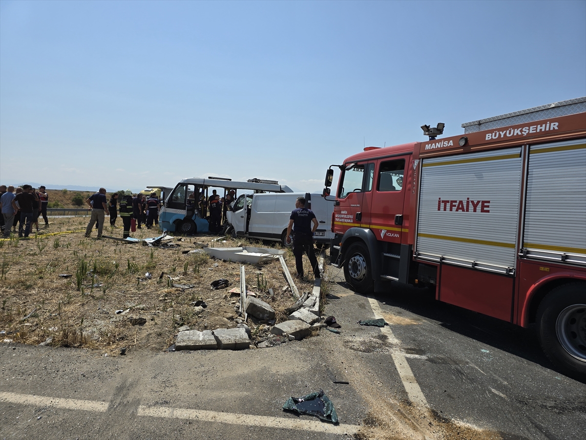 Manisa'da feci kaza: Midibüsle panelvan çarpıştı, 1 ölü, 10 yaralı