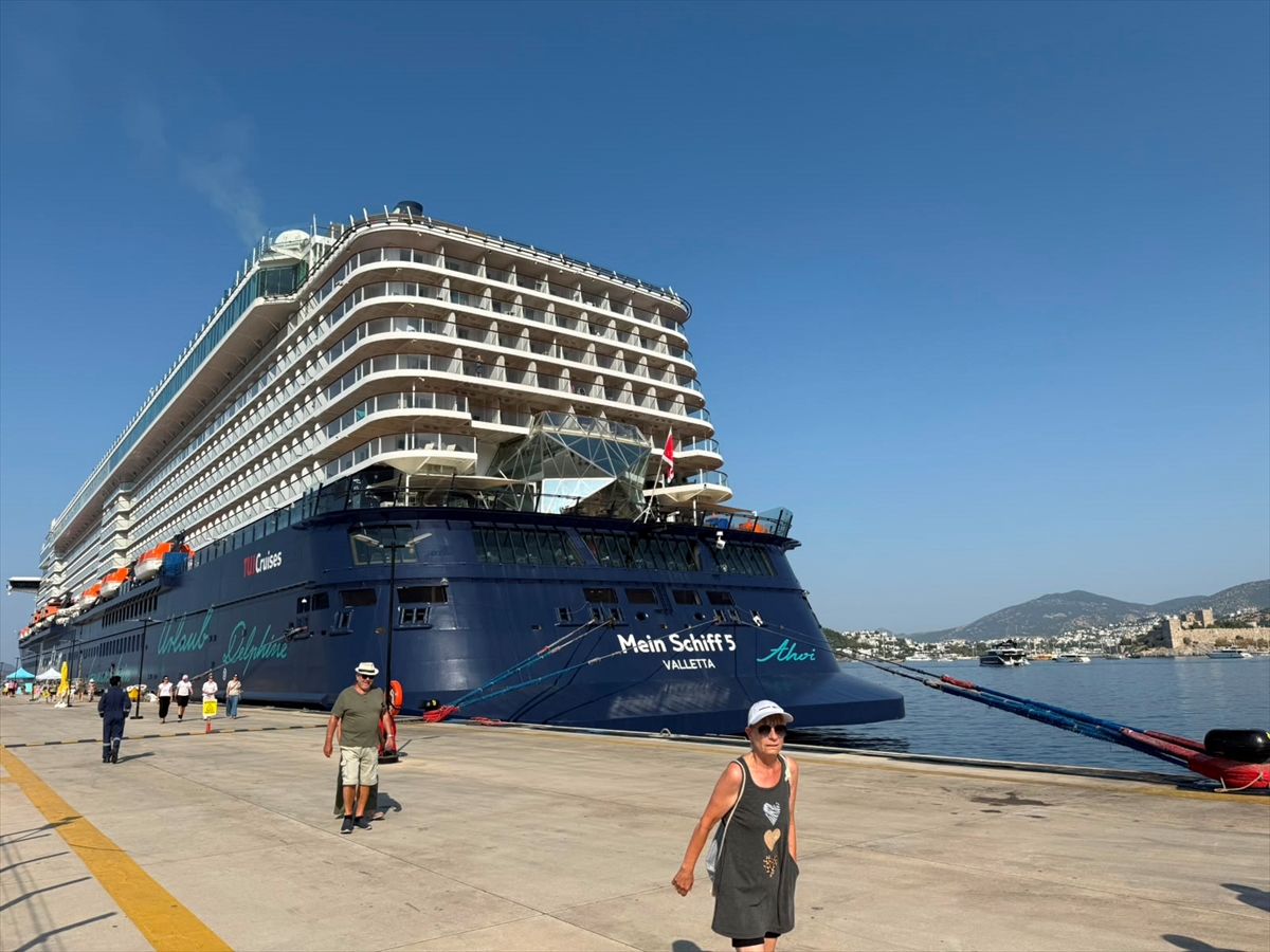 Bodrum'a Mein Schiff 5 kruvaziyeriyle 2 bin 746 yolcu geldi