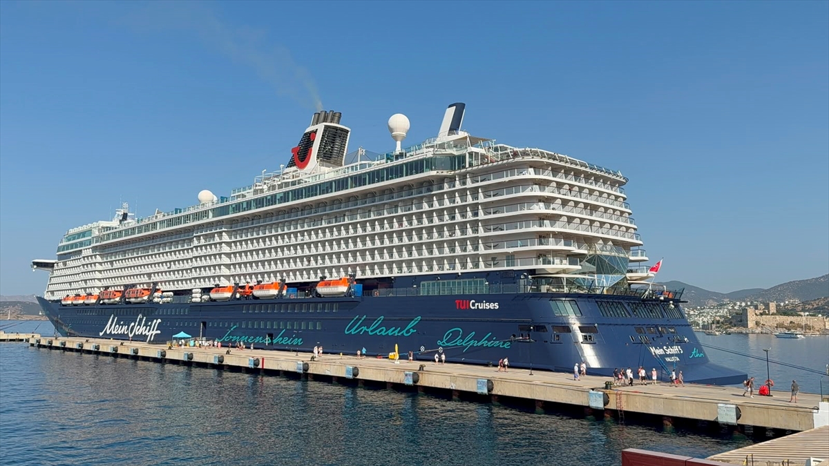 Bodrum'a Mein Schiff 5 kruvaziyeriyle 2 bin 746 yolcu geldi