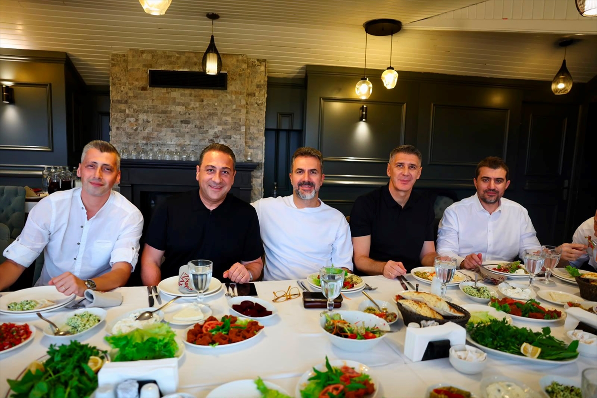 Mehmet Akif Üstündağ: Milli Voleybol Takımı finallerde başarılı olacak