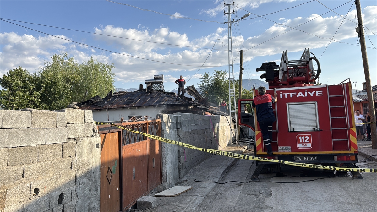 Erzincan'da Yangın: Müstakil evin çatısı bir saatte söndürüldü