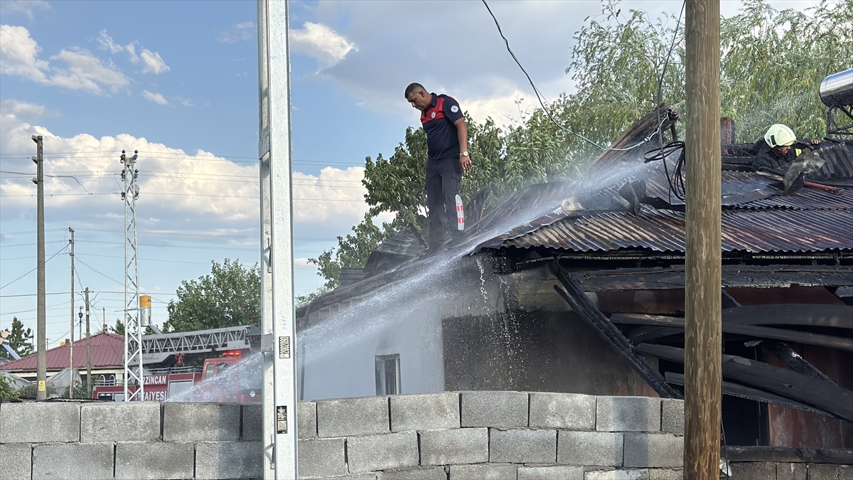 Erzincan'da Yangın: Müstakil evin çatısı bir saatte söndürüldü