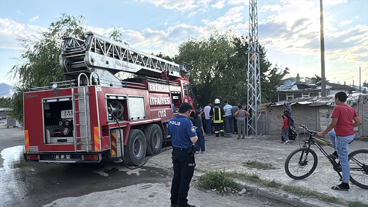 Erzincan'da Yangın: Müstakil evin çatısı bir saatte söndürüldü