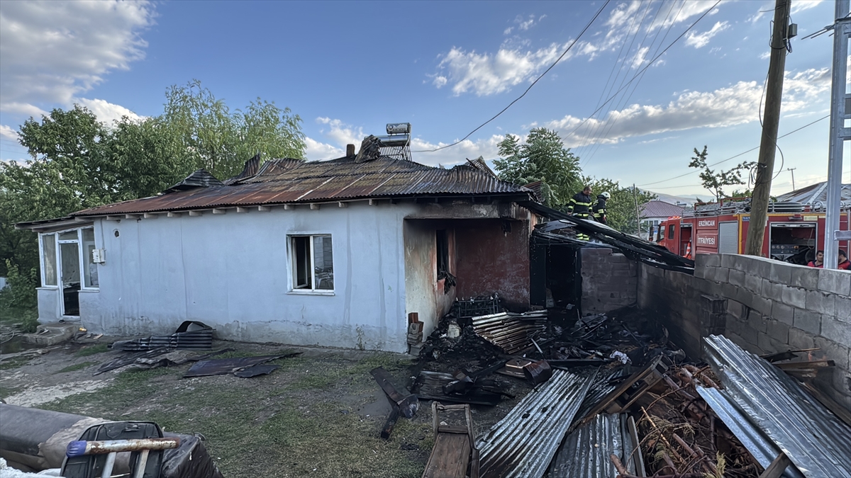 Erzincan'da Yangın: Müstakil evin çatısı bir saatte söndürüldü