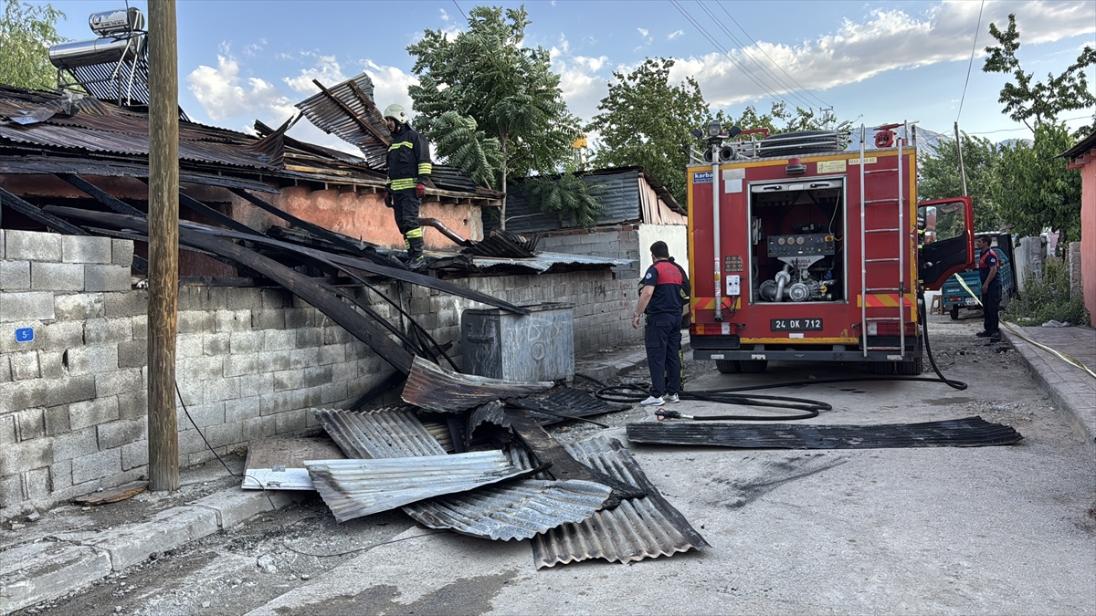 Erzincan'da Yangın: Müstakil evin çatısı bir saatte söndürüldü