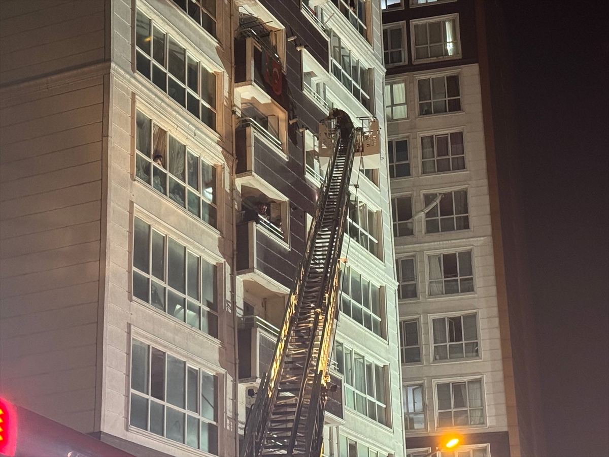 Esenyurt'ta 14 katlı binada yangın: 13 kişi kurtarıldı