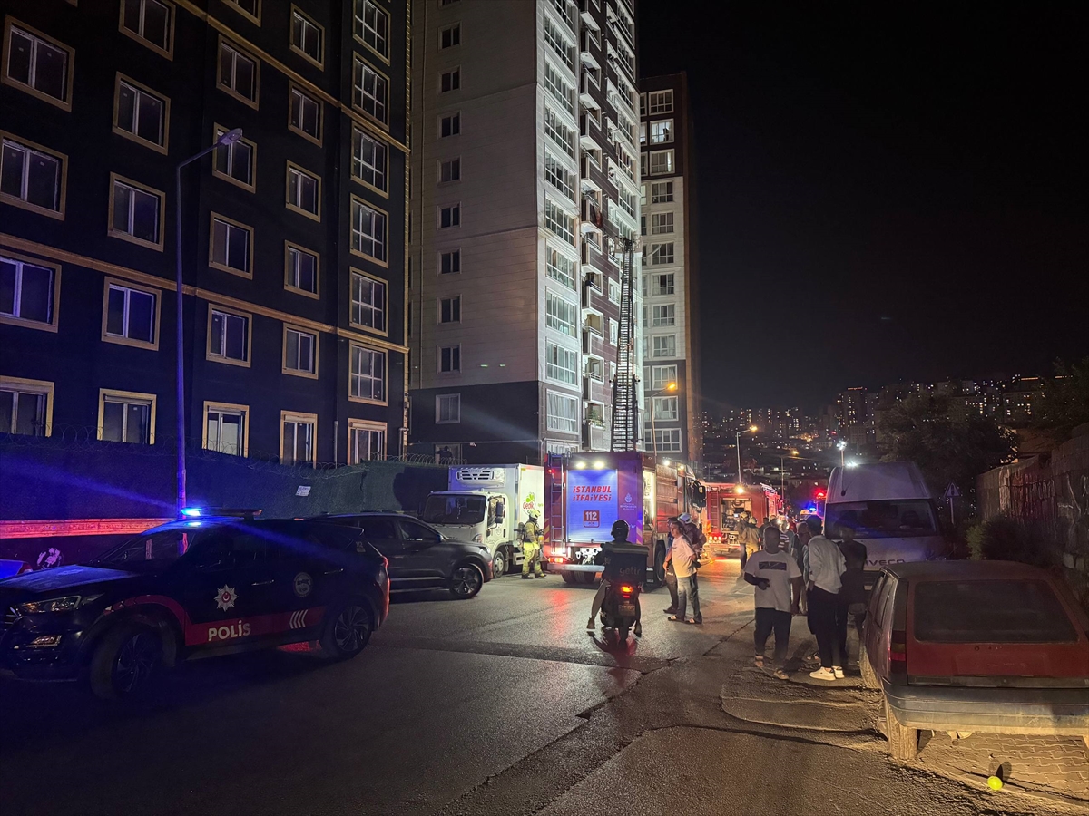 Esenyurt'ta 14 katlı binada yangın: 13 kişi kurtarıldı