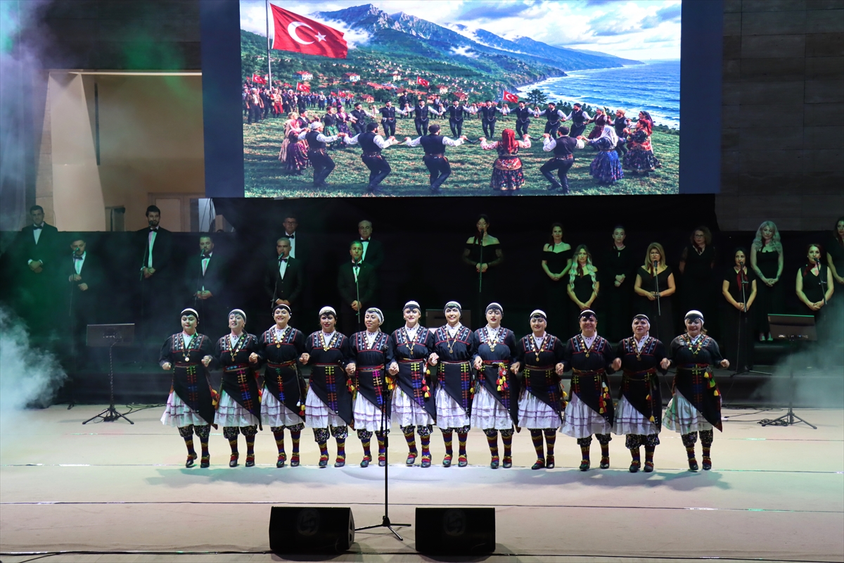 Antakya Medeniyetler Korosu Hatay'ın yıl dönümünde sahne aldı