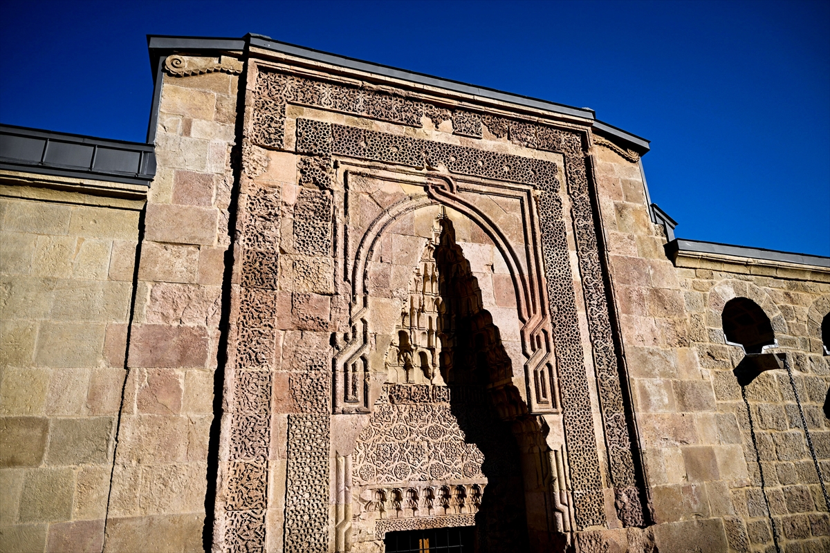 Divriği Ulu Camii: Taş kapılarda yüzyıllık gölge silüetleri