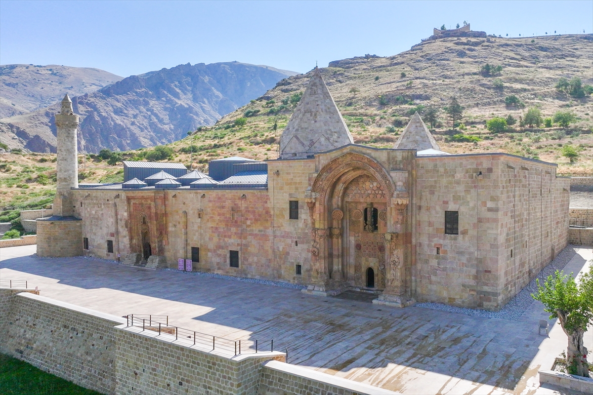 Divriği Ulu Camii: Taş kapılarda yüzyıllık gölge silüetleri