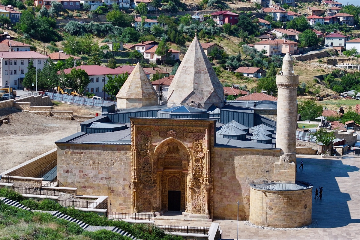 Divriği Ulu Camii: Taş kapılarda yüzyıllık gölge silüetleri