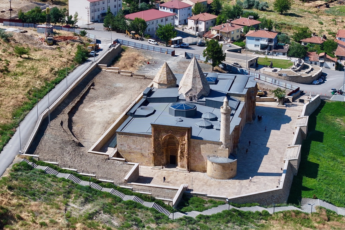 Divriği Ulu Camii: Taş kapılarda yüzyıllık gölge silüetleri