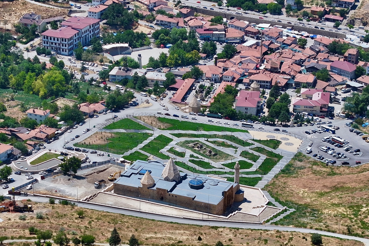 Divriği Ulu Camii: Taş kapılarda yüzyıllık gölge silüetleri
