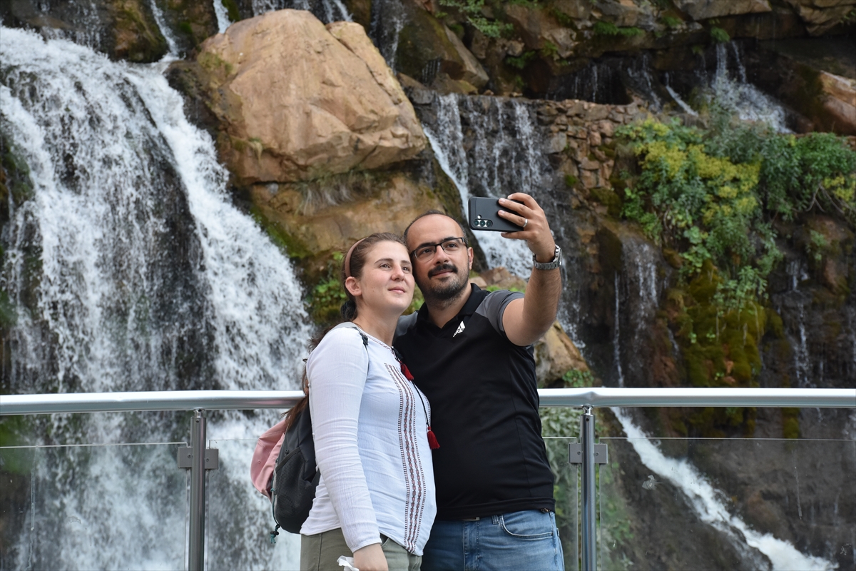 Gümüşhane'deki Tomara Şelalesi doğa tutkunlarını ağırlıyor