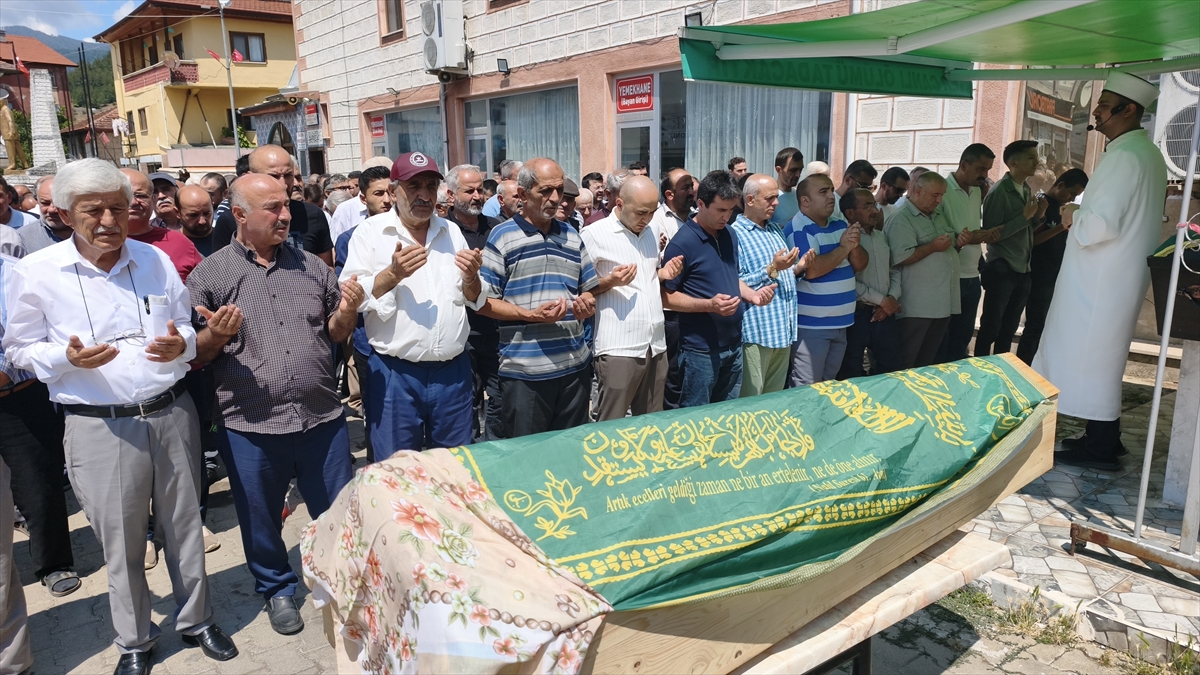 Karabük'teki kazada ölen Karaca çifti toprağa verildi