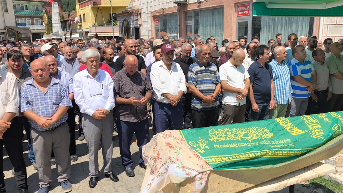 Karabük'teki kazada ölen Karaca çifti toprağa verildi