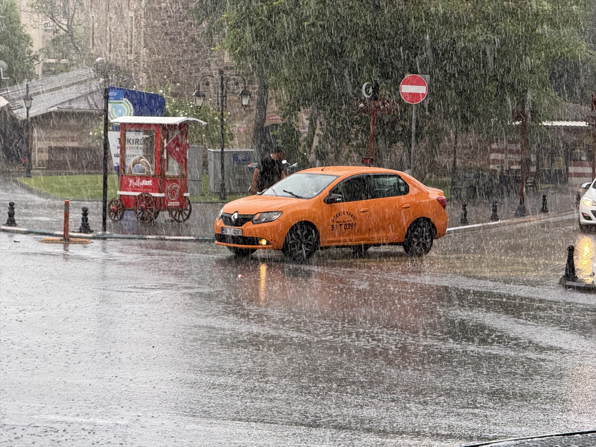 Tekirdağ'da kuvvetli sağanak hayatı olumsuz etkiledi