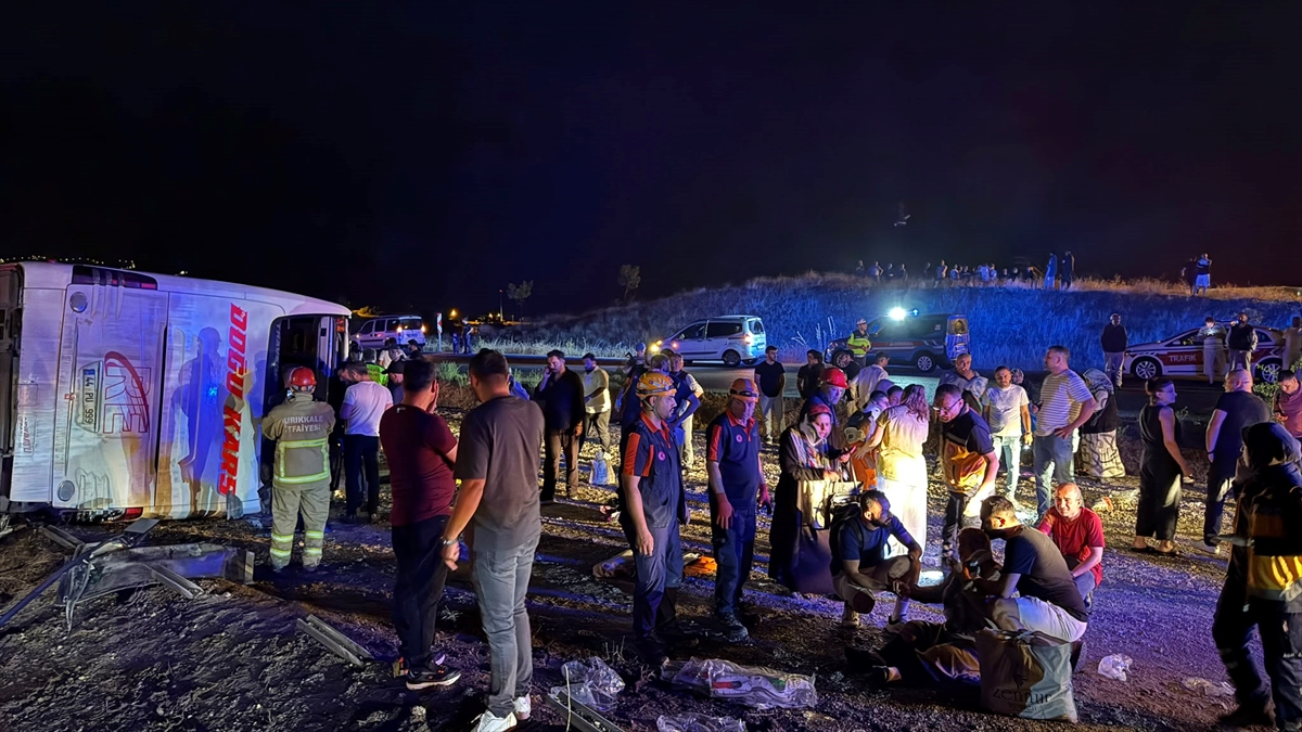 Kırıkkale'de devrilen yolcu otobüsündeki 10 kişi yaralandı