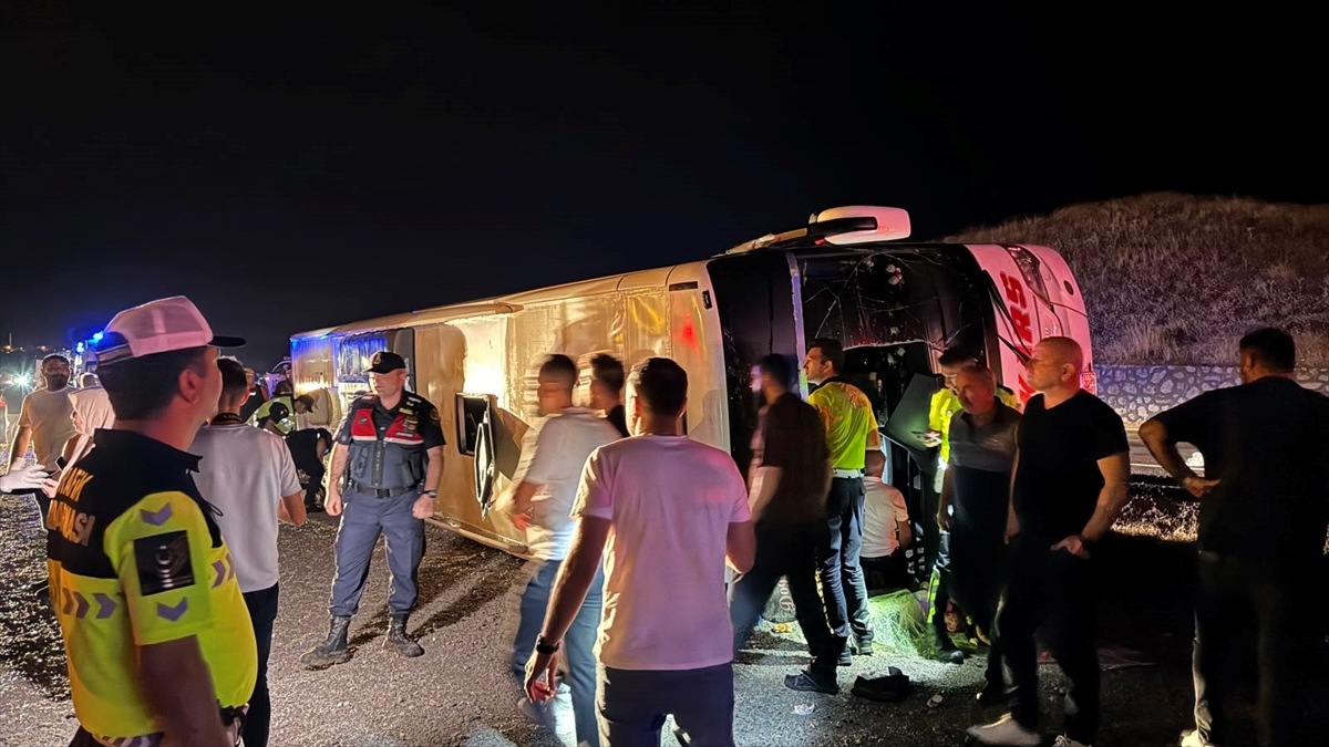 Kırıkkale'de devrilen yolcu otobüsündeki 10 kişi yaralandı