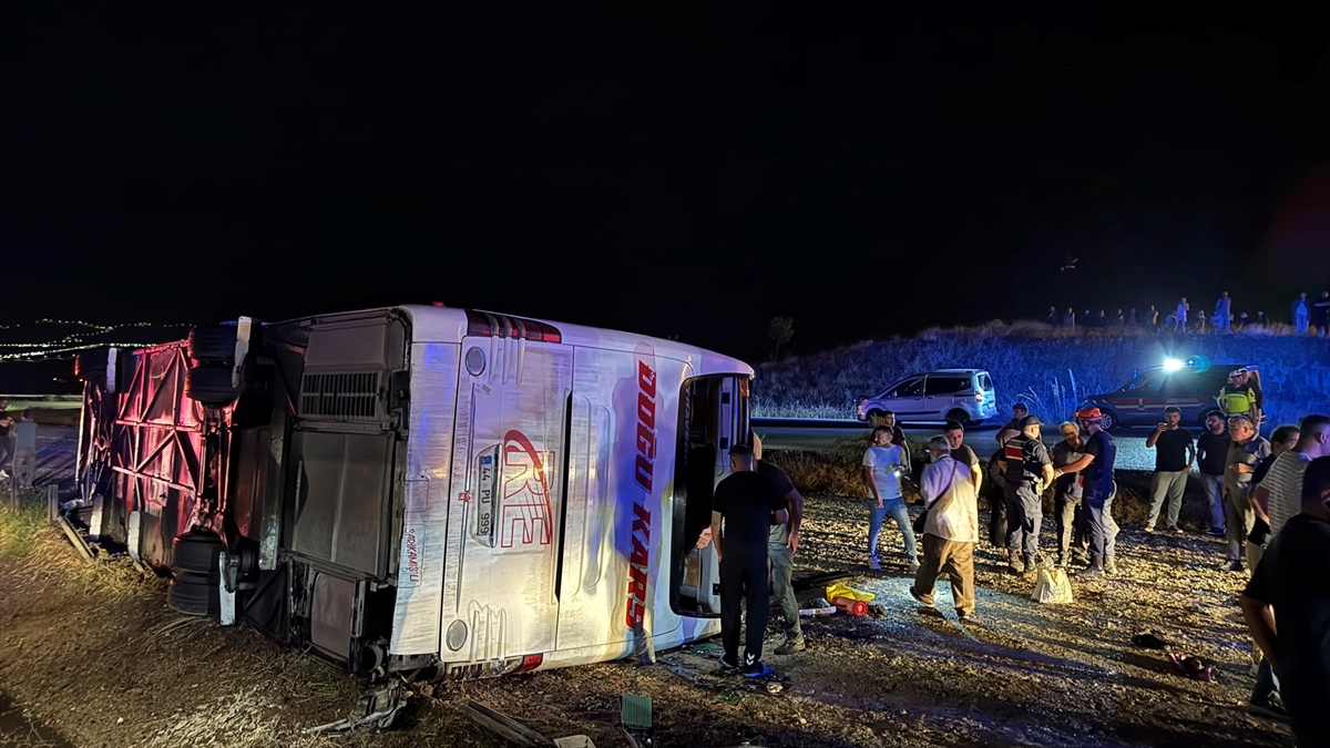 Kırıkkale'de devrilen yolcu otobüsündeki 10 kişi yaralandı
