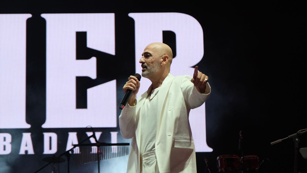 Soner Sarıkabadayı: Çorum Hitit Fuarı'nda hayranlarıyla buluştu