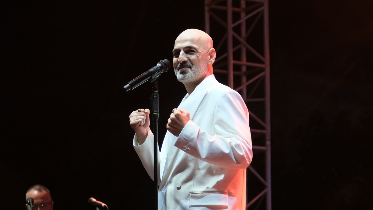 Soner Sarıkabadayı: Çorum Hitit Fuarı'nda hayranlarıyla buluştu