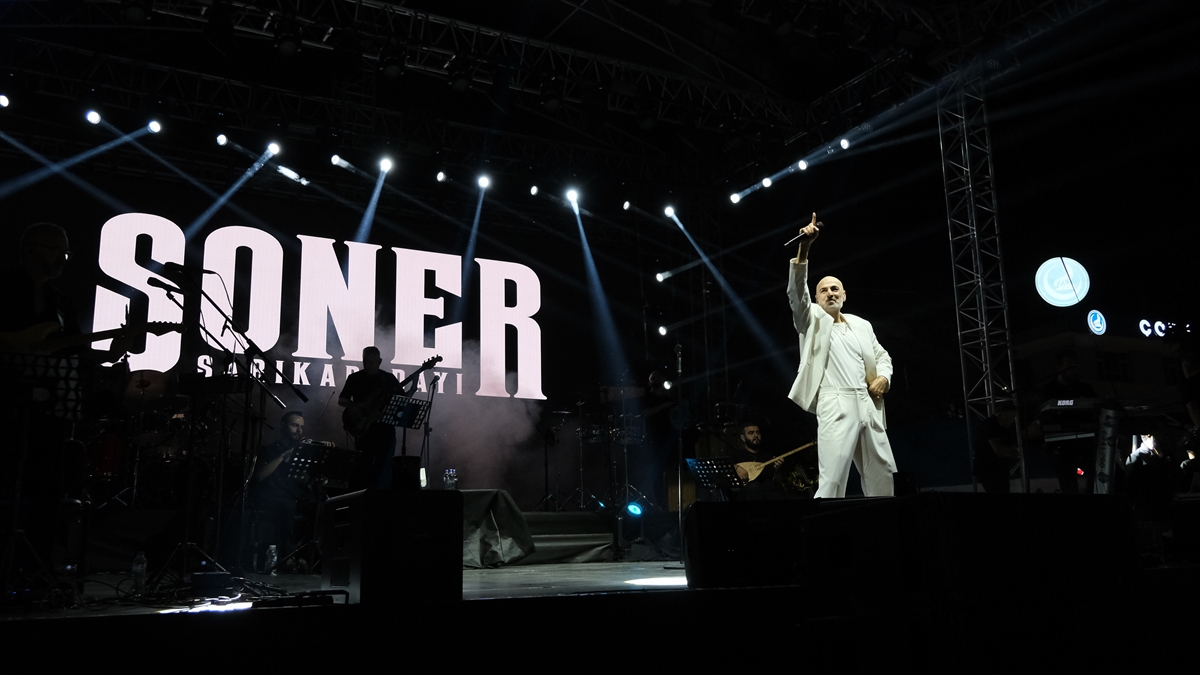 Soner Sarıkabadayı: Çorum Hitit Fuarı'nda hayranlarıyla buluştu