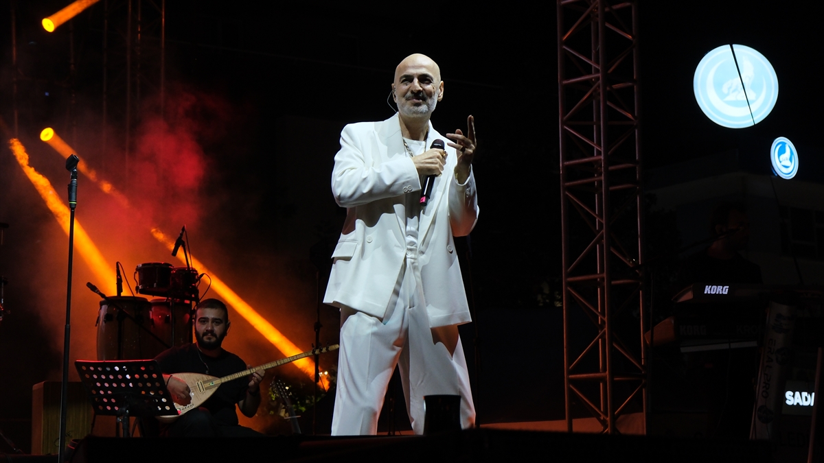 Soner Sarıkabadayı: Çorum Hitit Fuarı'nda hayranlarıyla buluştu
