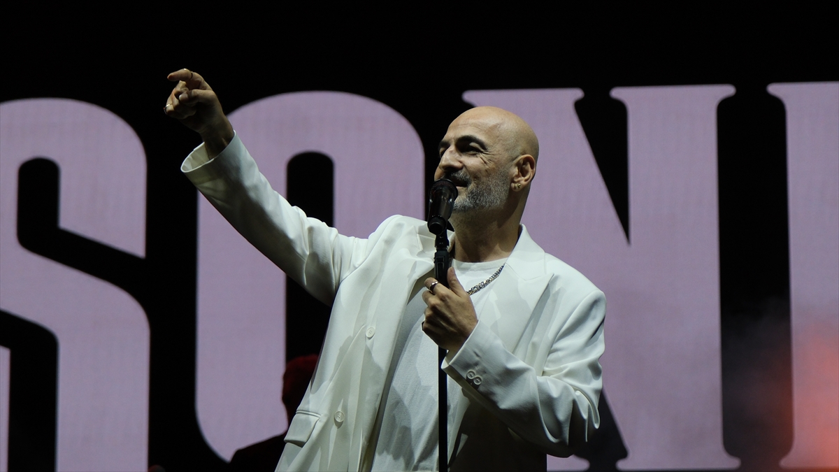 Soner Sarıkabadayı: Çorum Hitit Fuarı'nda hayranlarıyla buluştu