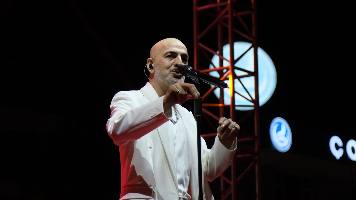 Soner Sarıkabadayı: Çorum Hitit Fuarı'nda hayranlarıyla buluştu