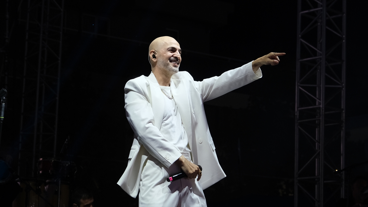 Soner Sarıkabadayı: Çorum Hitit Fuarı'nda hayranlarıyla buluştu