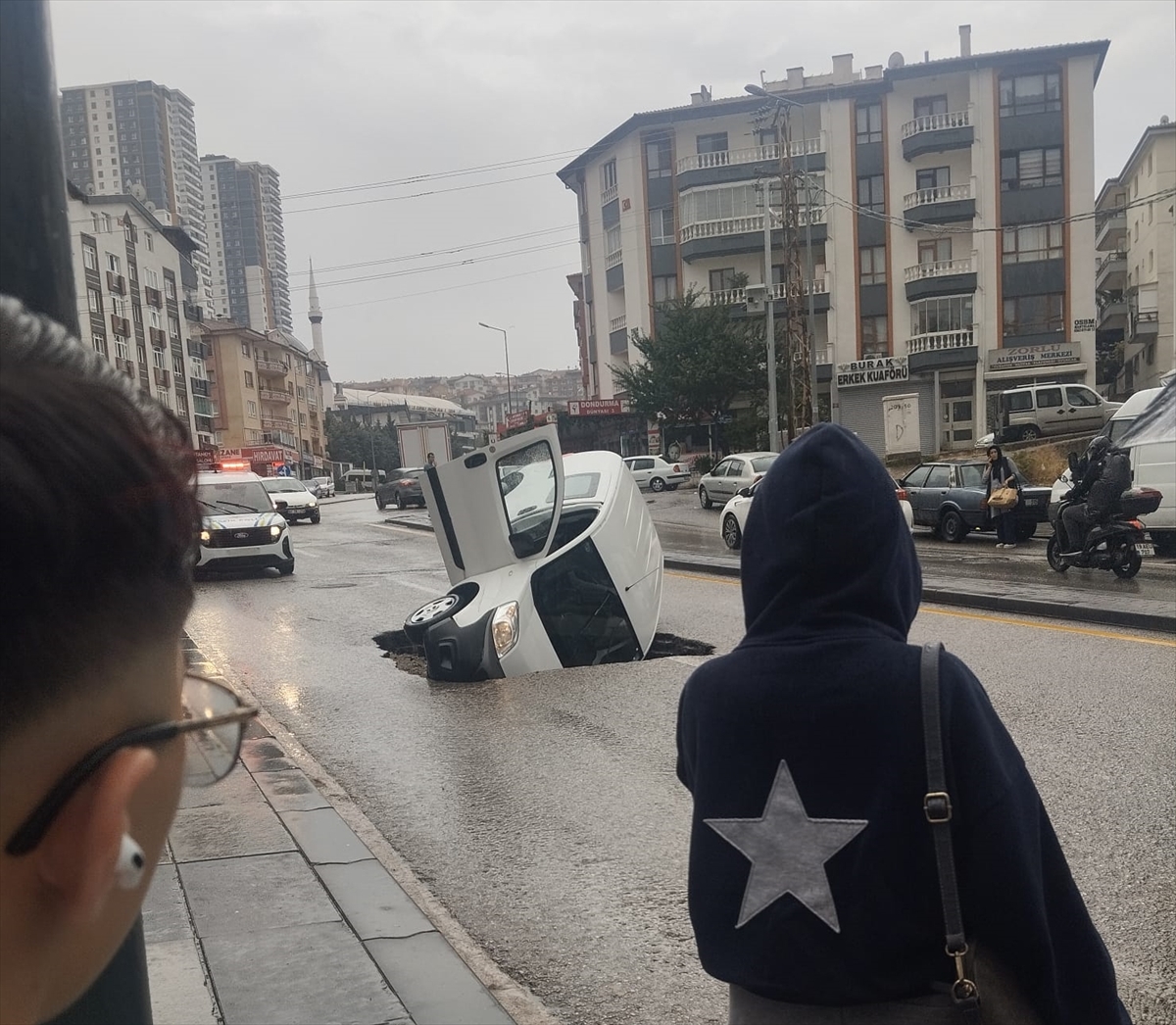 Ankara'da Sağanak Felaketi: Otomobil Çöken Yola Düştü