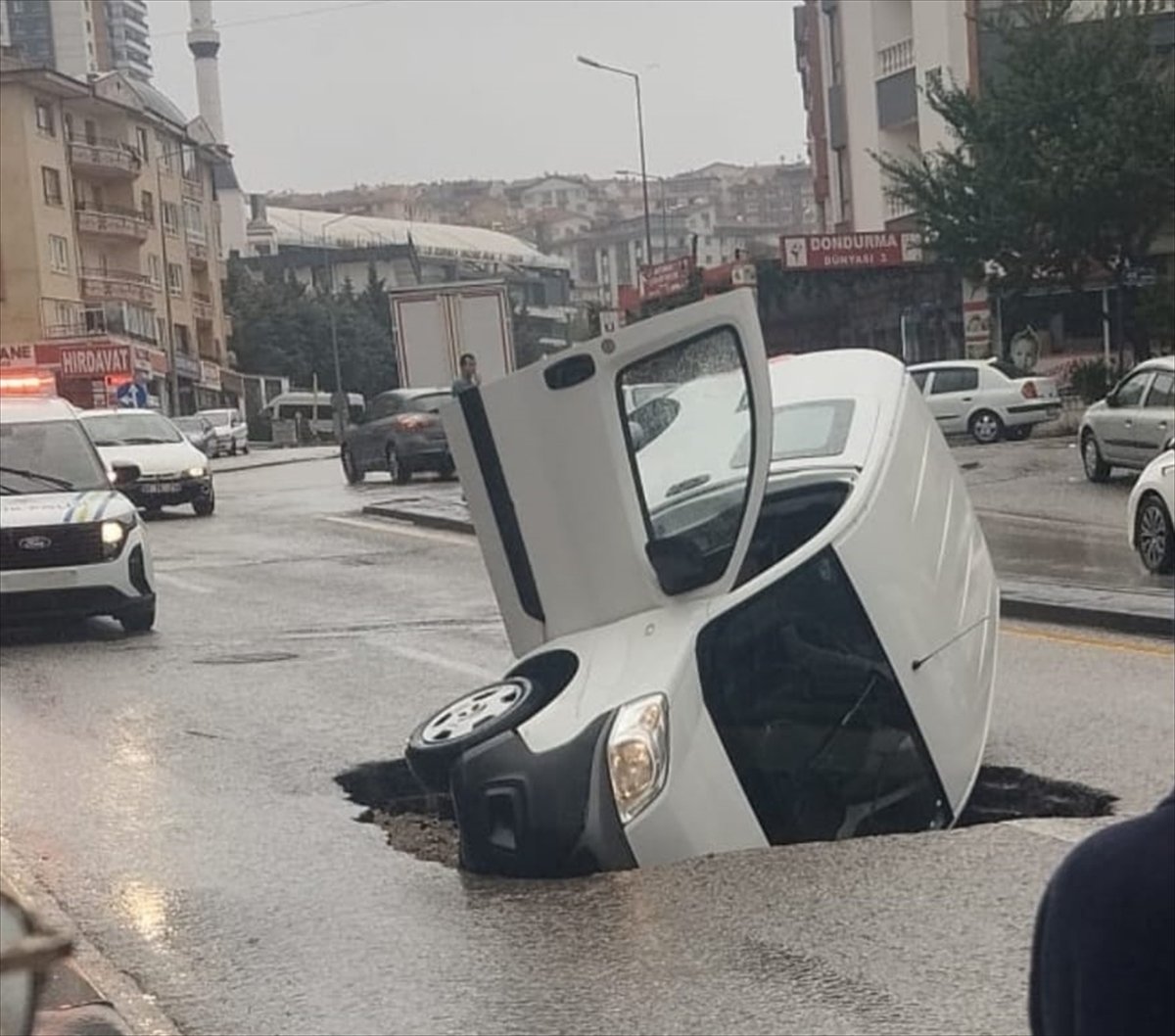 Ankara'da Sağanak Felaketi: Otomobil Çöken Yola Düştü