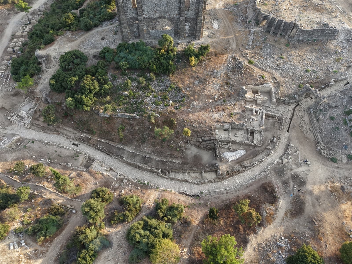 Bakan Ersoy: Aspendos'ta 2 bin yıllık Tiyatro Caddesi gün yüzüne çıktı