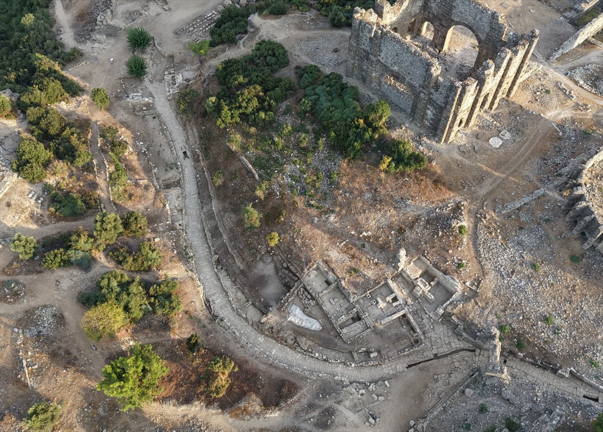Bakan Ersoy: Aspendos'ta 2 bin yıllık Tiyatro Caddesi gün yüzüne çıktı