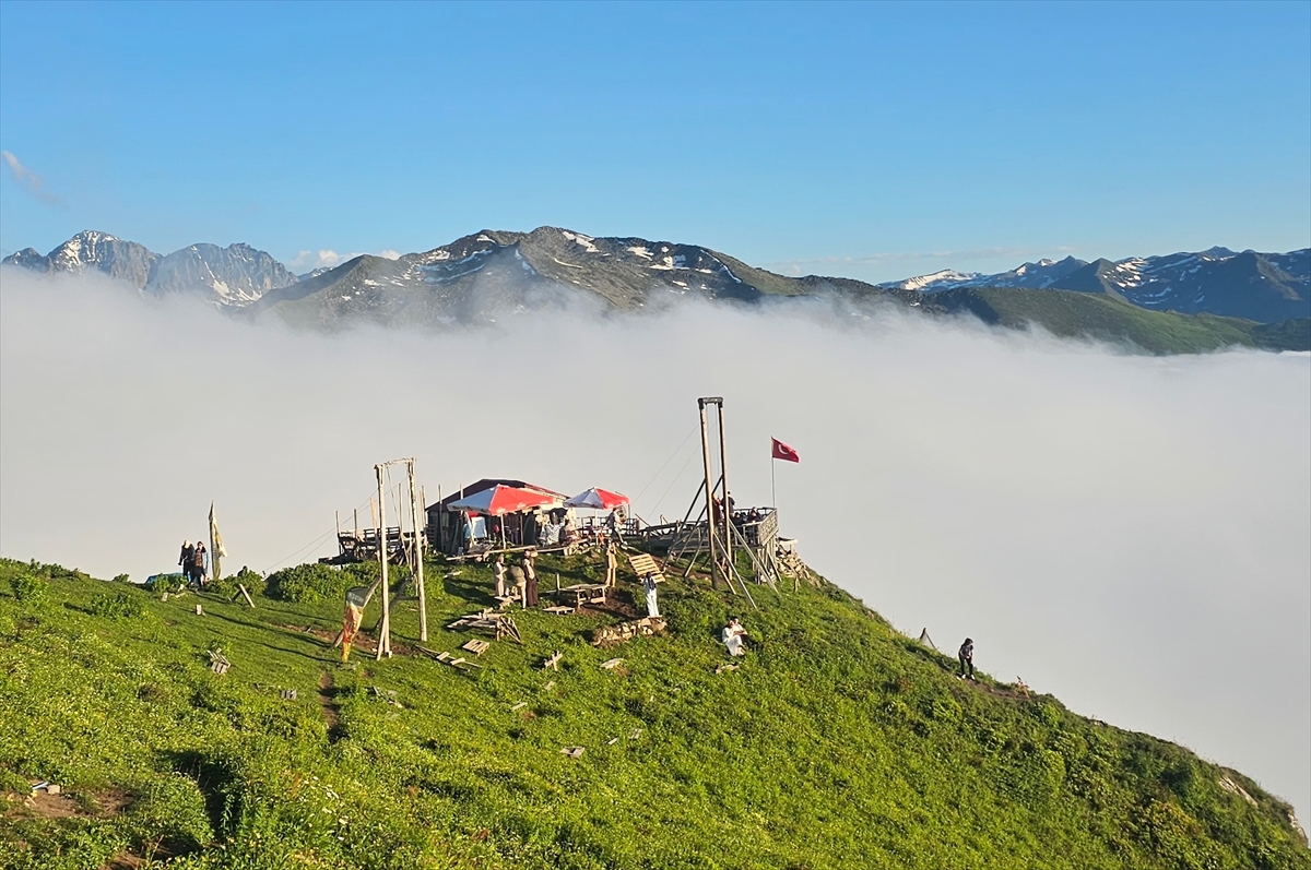 Huser Yaylası: Bulutların Üzerindeki Cennet Ziyaretçilerini Ağırlıyor