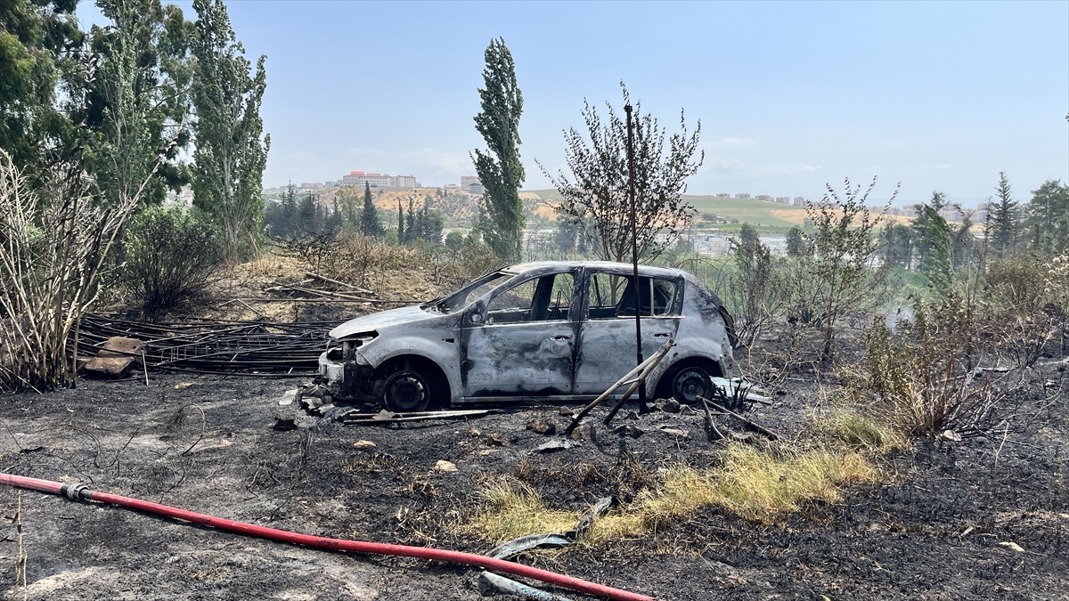 Hatay Kırıkhan'da Bahçe Yangını: Otomobil Kullanılamaz Hale Geldi