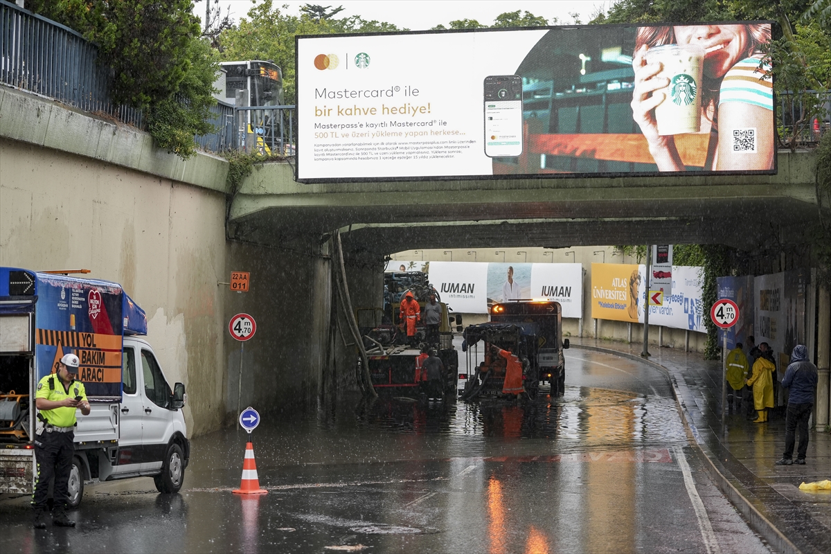 İstanbul Şişli'de sağanak sonrası alt geçidi su bastı