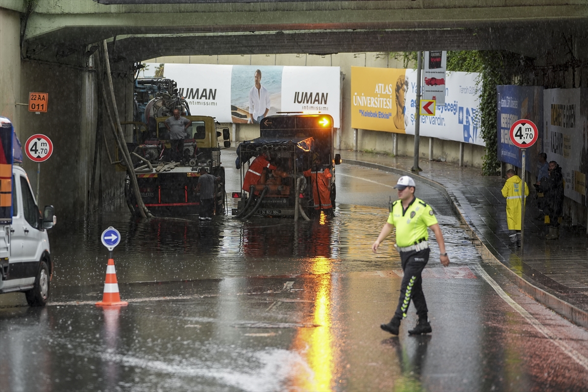 İstanbul Şişli'de sağanak sonrası alt geçidi su bastı