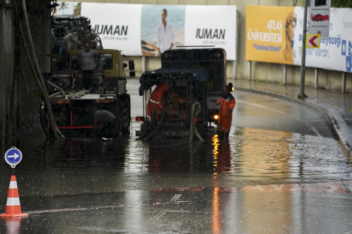 İstanbul Şişli'de sağanak sonrası alt geçidi su bastı
