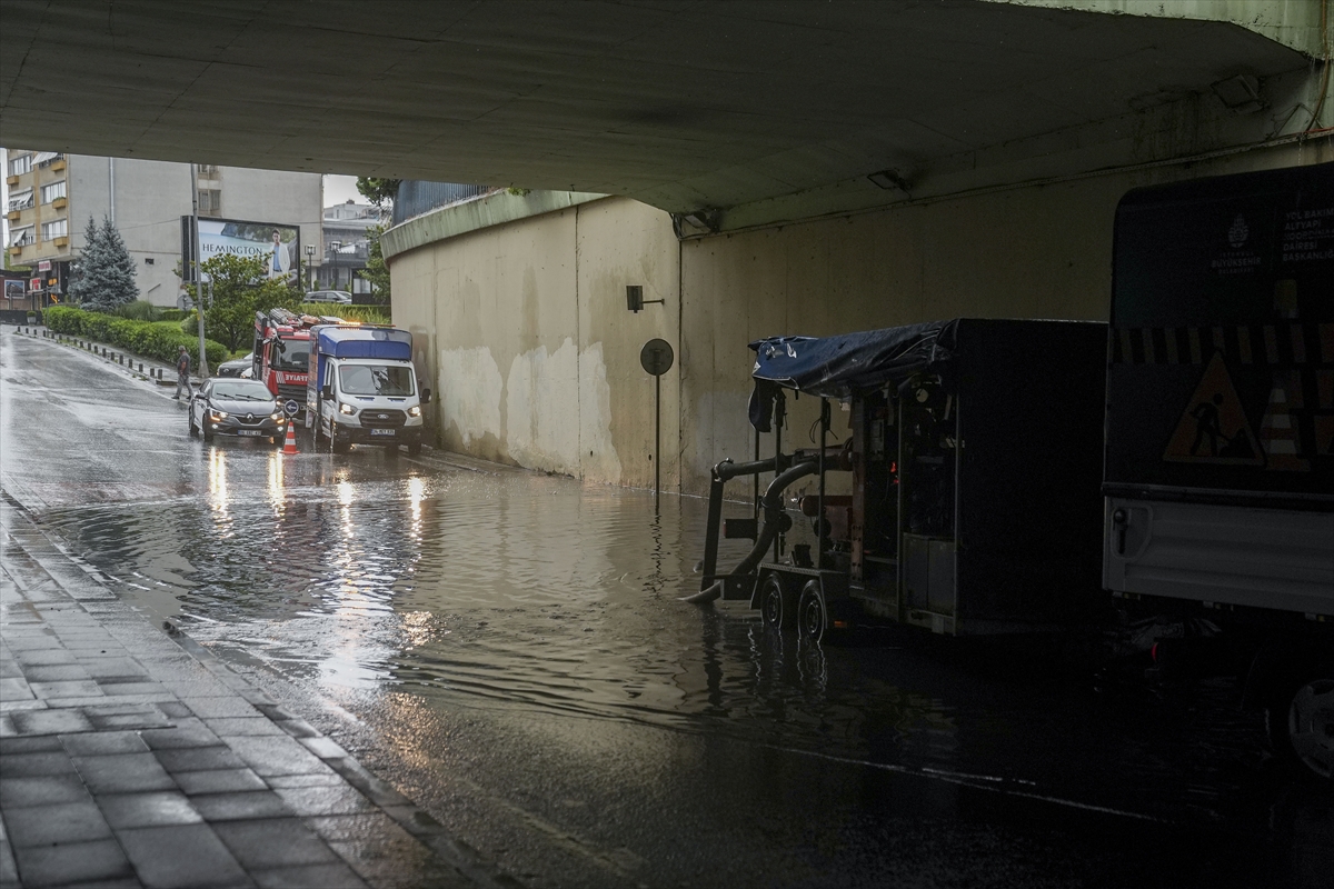 İstanbul Şişli'de sağanak sonrası alt geçidi su bastı