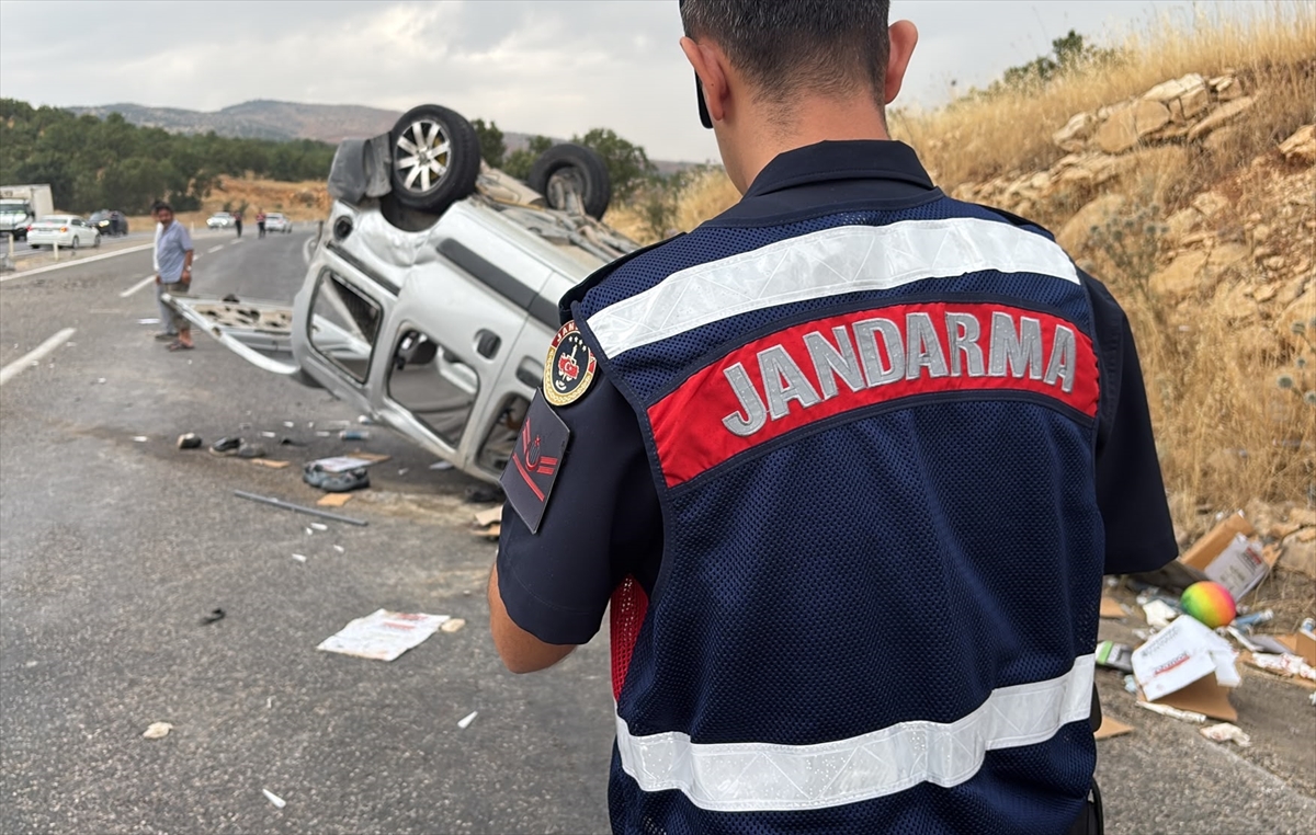Adıyaman'da otomobil ve ticari araç çarpıştı: 5 yaralı