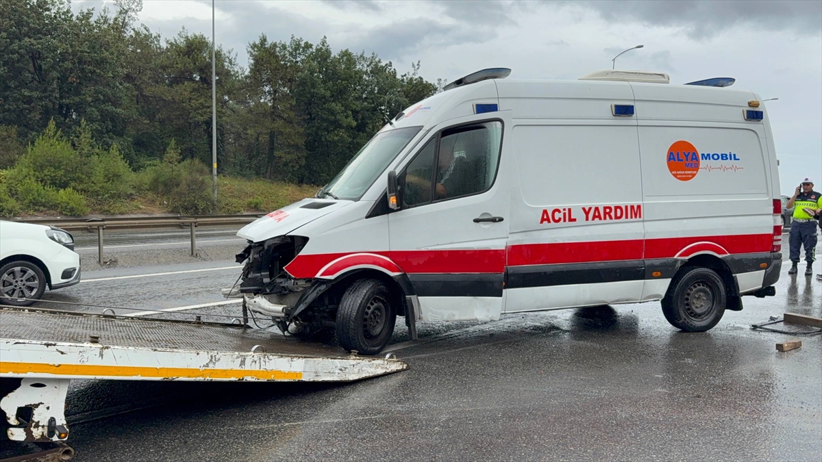 Çekmeköy'de ambulans kazası: Sürücü yaralandı, trafik aksadı