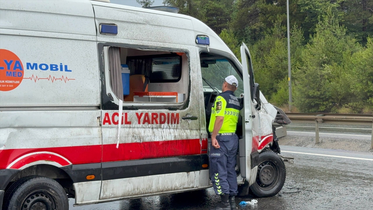 Çekmeköy'de ambulans kazası: Sürücü yaralandı, trafik aksadı