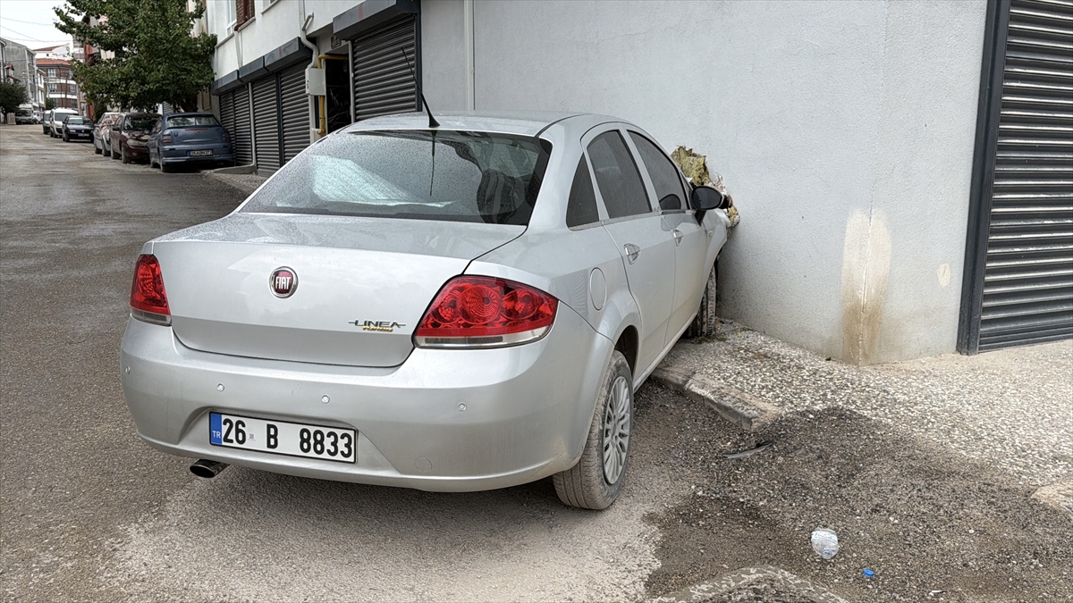 Eskişehir'de apartman duvarına çarpan araçta 3 yaralı